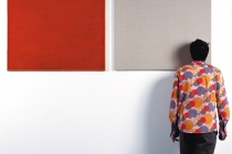 David Michael Clarke. Un mètre carré de toile brut avec 212 baisers volés [d’après Fabrice Hyber]. 2 C-type photographies sur dibond. Rouge-à-lèvres sur toile. Chaque élément 100 x 100 cm. 2001.