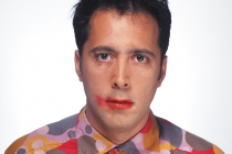 David Michael Clarke. Un mètre carré de toile brut avec 212 baisers volés [d’après Fabrice Hyber]. 2 C-type photographies sur dibond. Rouge-à-lèvres sur toile. Chaque élément 100 x 100 cm. 2001.