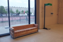 David Michael Clarke. Salon LC2 (d'après Le Corbusier). Holophane-Judd. 2015. Vue de l'exposition. Dedans-Dehors. Collection FRAC Normandie Caen. Le Pavillon, Caen. 2017. © David Michael Clarke.