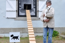 Dog's Entrance, 2014. Niche (La Ricarda), 2007, affiche de Michel François, adaptée par David Michael Clarke par l’ajout de deux rampes et d’un percement prévus pour la circulation des chiens. 2014. Vue de l'exposition: Flying Black Cow Utopia Club. Galérie du Dourven. Trédez-Locquémeau. 2014. Photo: Hervé Beurel. © David Michael Clarke ADAGP.