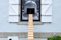 Dog's Entrance, 2014. Niche (La Ricarda), 2007, affiche de Michel François, adaptée par David Michael Clarke par l’ajout de deux rampes et d’un percement prévus pour la circulation des chiens. 2014. Vue de l'exposition: Flying Black Cow Utopia Club. Galérie du Dourven. Trédez-Locquémeau. 2014. Photo: Hervé Beurel. © David Michael Clarke ADAGP.