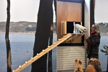 Dog's Entrance, 2014. Niche (La Ricarda), 2007, affiche de Michel François, adaptée par David Michael Clarke par l’ajout de deux rampes et d’un percement prévus pour la circulation des chiens. 2014. Vue de l'exposition: Flying Black Cow Utopia Club. Galérie du Dourven. Trédez-Locquémeau. 2014. Photo: Hervé Beurel. © David Michael Clarke ADAGP.