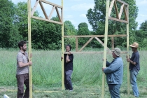 David Michael Clarke. Flying Black Cow Club. Building the trailer stage. Quinzaine Radieuse #06. Piacé-le-Radieux. 2014.