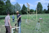 David Michael Clarke. Flying Black Cow Club. Building the trailer stage. Quinzaine Radieuse #06. Piacé-le-Radieux. 2014.