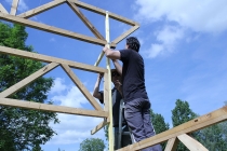 David Michael Clarke. Flying Black Cow Club. Building the trailer stage. Quinzaine Radieuse #06. Piacé-le-Radieux. 2014.