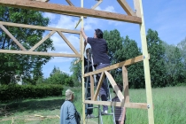 David Michael Clarke. Flying Black Cow Club. Building the trailer stage. Quinzaine Radieuse #06. Piacé-le-Radieux. 2014.