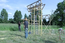 David Michael Clarke. Flying Black Cow Club. Building the trailer stage. Quinzaine Radieuse #06. Piacé-le-Radieux. 2014.