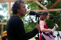 David Michael Clarke with Elina Bry and Tristan Lefevre. Flying Black Cow Club. Trailer stage. Sunday morning singing. Quinzaine Radieuse #06. Piacé-le-Radieux. 2014.