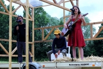 David Michael Clarke with Elina Bry and Tristan Lefevre. Flying Black Cow Club. Trailer stage. Sunday morning singing. Quinzaine Radieuse #06. Piacé-le-Radieux. 2014.