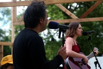 David Michael Clarke with Elina Bry and Tristan Lefevre. Flying Black Cow Club. Trailer stage. Sunday morning singing. Quinzaine Radieuse #06. Piacé-le-Radieux. 2014.