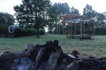 David Michael Clarke. Flying Black Cow Club. Trailer stage. Sunday morning after Saturday night. Quinzaine Radieuse #06. Piacé-le-Radieux. 2014.