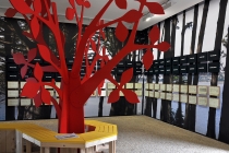 David Michael Clarke. Wooden Tree (d'après Serge Danot), installation, bois, journal. 2014. Vue de l'exposition: Flying Black Cow Utopia Club. Galérie du Dourven. Trédez-Locquémeau. 2014. Photo: Hervé Beurel.