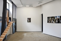 Guillaume Janot. Photo de mariage d'Anabelle Hulaut et David Michael Clarke. 2003. Vue de l'exposition: Flying Black Cow Utopia Club. Galérie du Dourven. Trédez-Locquémeau. 2014. Photo: Hervé Beurel.