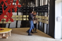 Hervé Beurel: Carré central. Tirage numérique sur papier peint, 2014. Accroché dessus: DMC Mariages, 1969-1999, Angleterre/Pays de Galles, 53 peintures acryliques sur toiles et 53 certificats de mariage encadrés,1999. Vue de l'exposition: Flying Black Cow Utopia Club. Galérie du Dourven. Trédez-Locquémeau. 2014. Photo: Hervé Beurel.
