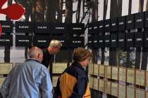 Hervé Beurel: Carré central. Tirage numérique sur papier peint, 2014. Accroché dessus: DMC Mariages, 1969-1999, Angleterre/Pays de Galles, 53 peintures acryliques sur toiles et 53 certificats de mariage encadrés,1999. Vue de l'exposition: Flying Black Cow Utopia Club. Galérie du Dourven. Trédez-Locquémeau. 2014. Photo: Hervé Beurel.
