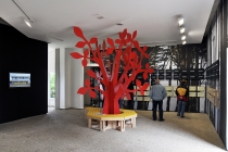 David Michael Clarke. Wooden Tree (d'après Serge Danot), installation, bois, journal. 2014. Vue de l'exposition: Flying Black Cow Utopia Club. Galérie du Dourven. Trédez-Locquémeau. 2014. Photo: Hervé Beurel.