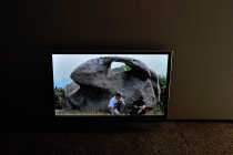 David Michael Clarke & Robert Fleck, Rabbits & dogs, vidéo installation, 2 écrans, vidéos couleurs, 16/9ème, HD, 2013. Vue de l'exposition: Flying Black Cow Utopia Club. Galérie du Dourven. Trédez-Locquémeau. 2014. Photo: Hervé Beurel.