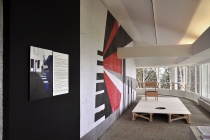 David Michael Clarke, Fish Hotel, installation dans la galerie et dans le parc, bois, bassine, panneau, chaise Enzo Mari, 2014. Vue de l'exposition: Flying Black Cow Utopia Club. Galérie du Dourven. Trédez-Locquémeau. 2014. Photo: Hervé Beurel.