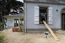 David Michael Clarke. Entrée des chiens. 2014. Vue de l'exposition: Flying Black Cow Utopia Club. Galérie du Dourven. Trédez-Locquémeau. 2014. Photo: Hervé Beurel.