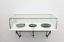 Norbert Bézard. Trois assiettes: Barbier Monaco, Mouette rieuse, Papillon. 1953. Vue de l'exposition: Flying Black Cow Utopia Club. Galérie du Dourven. Trédez-Locquémeau. 2014. Photo: Hervé Beurel.