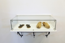 Christophe Terlinden: Tongs. François Curlet: Saboosh. Vue de l'exposition: Flying Black Cow Utopia Club. Galérie du Dourven. Trédez-Locquémeau. 2014. Photo: Hervé Beurel.