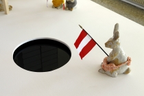 Joël Hubaut. Rabbit Generation. 1994. Sept lapins en céramique, modifiés par l’ajout de cache-sexe réalisés par ChristelleFamiliari. Vue de l'exposition: Flying Black Cow Utopia Club. Galérie du Dourven. Trédez-Locquémeau. 2014. Photo: Hervé Beurel.