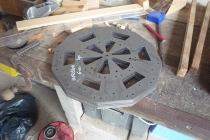 Fabrication du squelette de l’incroyable hérisson volant dans l’atelier à Château-Gontier, 2016.