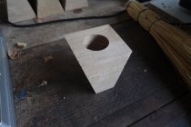 Fabrication du squelette de l’incroyable hérisson volant dans l’atelier à Château-Gontier, 2016.