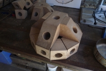 Fabrication du squelette de l’incroyable hérisson volant dans l’atelier à Château-Gontier, 2016.