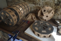 Fabrication du squelette de l’incroyable hérisson volant dans l’atelier à Château-Gontier, 2016.