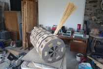 Fabrication du squelette de l’incroyable hérisson volant dans l’atelier à Château-Gontier, 2016.