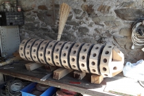 Fabrication du squelette de l’incroyable hérisson volant dans l’atelier à Château-Gontier, 2016.