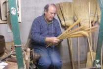 Fabrication des têtes de balais dans l’atelier de Jean-Marc Coulom. Grisolles, 2016.