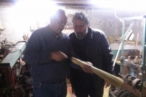 Fabrication des têtes de balais dans l’atelier de Jean-Marc Coulom. Grisolles, 2016.