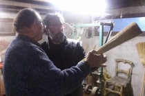 Fabrication des têtes de balais dans l’atelier de Jean-Marc Coulom. Grisolles, 2016.