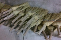 Fabrication des têtes de balais dans l’atelier de Jean-Marc Coulom. Grisolles, 2016.