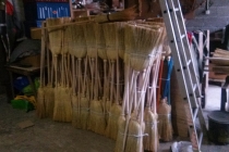 Fabrication des têtes de balais dans l’atelier de Jean-Marc Coulom. Grisolles, 2016.