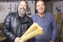 Fabrication des têtes de balais dans l’atelier de Jean-Marc Coulom. Grisolles, 2016.