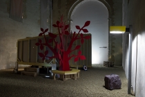 Holophane Judd. Recovered lamposts. Exposition Outside-In. La Chapelle du Genêteil, 2015. Photo : Marc Domage.