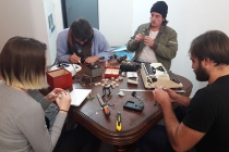 Travail en équipe pour l'oeuvre de Valentin Alizer. Lors du workshop, Hotel Dynamite. La Chapelle Saint Jacques. Saint Gaudens. 2018. © David Michael Clarke ADAGP.