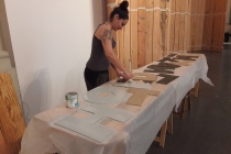 Cassandre Cecchella peint l'enseigne pour l'hôtel. Lors du workshop, Hotel Dynamite. La Chapelle Saint Jacques. Saint Gaudens. 2018. © David Michael Clarke ADAGP.