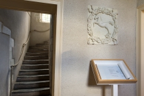 Robert Filliou à l'entrée de l'exposition. Exposition: Hotel Particulier. Comissaires: Anabelle Hulaut & David Michael Clarke. Musée d'art et d'Histoire. Château-Gontier. 2005. Photo: Marc Domage.