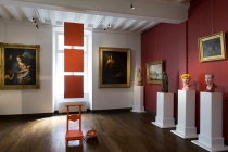 Jacques Halbert entre Pierre Mignard et Kristina von Post. Exposition: Hotel Particulier. Comissaires: Anabelle Hulaut & David Michael Clarke. Musée d'art et d'Histoire. Château-Gontier. 2005. Photo: Marc Domage.