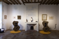Christelle Familiari, Honore Daumier, David Shrigley, Jean-Jacques Henner, Patrice Carré, Camille Claudel, Georgia Nelson dans la salle des femmes. Exposition: Hotel Particulier. Comissaires: Anabelle Hulaut & David Michael Clarke. Musée d'art et d'Histoire. Château-Gontier. 2005. Photo: Marc Domage.