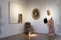 Sophie Calle, Emile-Auguste Hublin et Sharon Kivland dans la salle des femmes. Exposition: Hotel Particulier. Comissaires: Anabelle Hulaut & David Michael Clarke. Musée d'art et d'Histoire. Château-Gontier. 2005. Photo: Marc Domage.