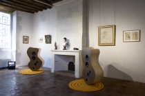 Christelle Familiari, Honore Daumier, David Shrigley, Jean-Jacques Henner, Patrice Carré, Camille Claudel, Georgia Nelson dans la salle des femmes. Exposition: Hotel Particulier. Comissaires: Anabelle Hulaut & David Michael Clarke. Musée d'art et d'Histoire. Château-Gontier. 2005. Photo: Marc Domage.