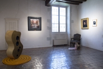 Patrice Carré, Karen Knorr, Sharon Kivland, Anonyme et Cindy Sherman dans la salle des femmes. Exposition: Hotel Particulier. Comissaires: Anabelle Hulaut & David Michael Clarke. Musée d'art et d'Histoire. Château-Gontier. 2005. Photo: Marc Domage.