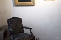 Sharon Kivland, Anonyme et Cindy Sherman dans la salle des femmes. Exposition: Hotel Particulier. Comissaires: Anabelle Hulaut & David Michael Clarke. Musée d'art et d'Histoire. Château-Gontier. 2005. Photo: Marc Domage.
