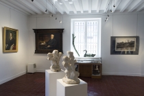 Jean-Yves Brélivet dans la salle de l'histoire locale. Portrait de Marie Leroyer de Chantepie. Le marquis de Charnacé par Pauline Delacroix-Garnier. Vue de Château-Gontier de François Héron. Exposition: Hotel Particulier. Comissaires: Anabelle Hulaut & David Michael Clarke. Musée d'art et d'Histoire. Château-Gontier. 2005. Photo: Marc Domage.