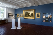 Jean-Yves Brélivet, Trancède Abraham et Sharon Kivland dans la salle de l'histoire locale. Exposition: Hotel Particulier. Comissaires: Anabelle Hulaut & David Michael Clarke. Musée d'art et d'Histoire. Château-Gontier. 2005. Photo: Marc Domage.